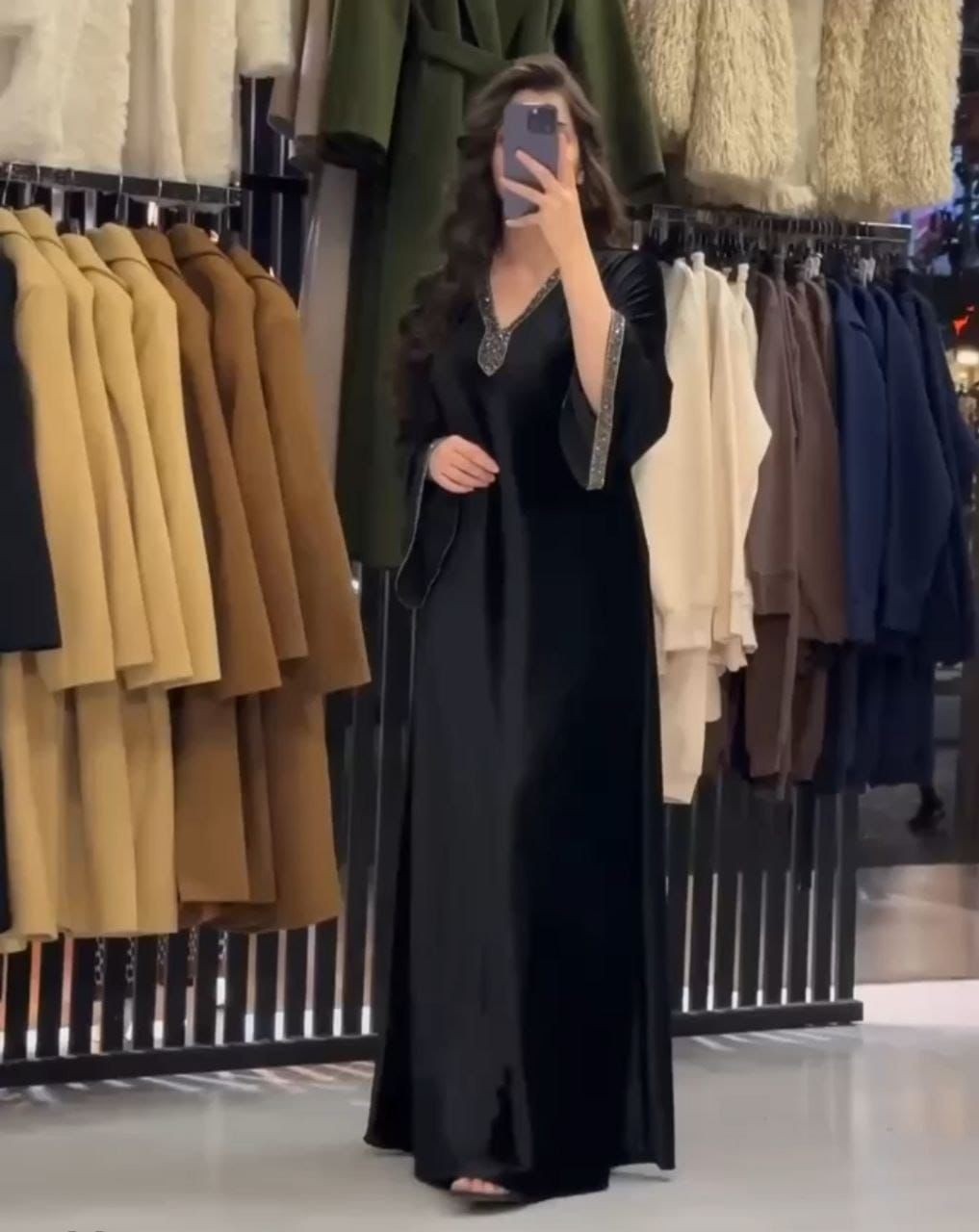 جلابية استقبال قطيفة خفيف اسود بتطريز دقات كريستال