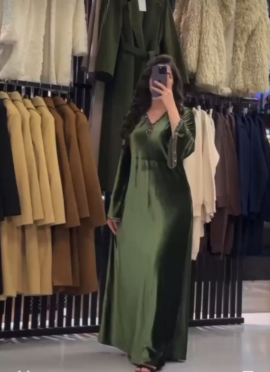 جلابية استقبال قطيفة خفيف اخضر بتطريز دقات كريستال